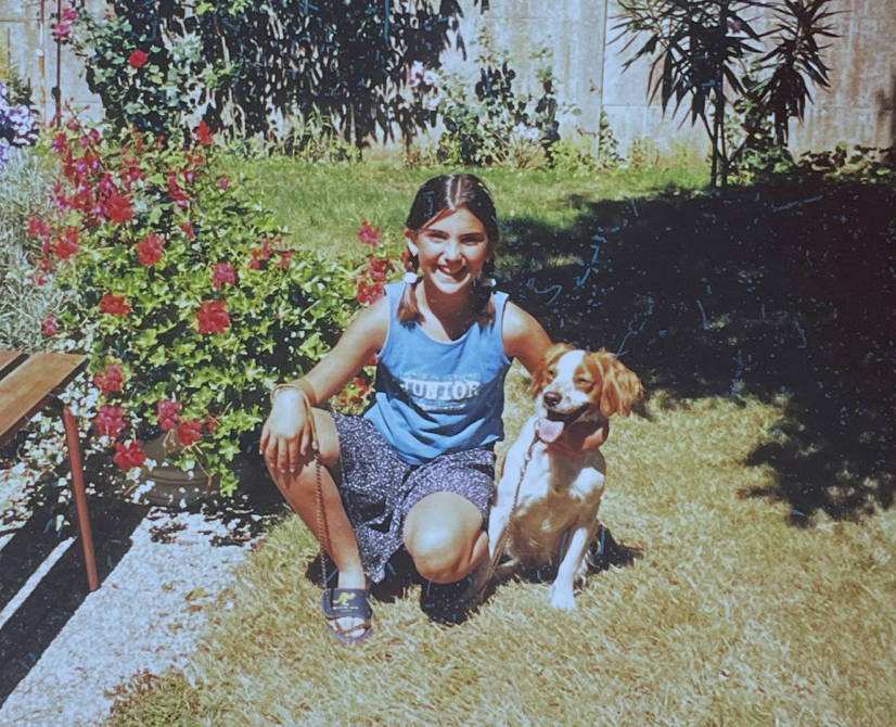 Epagneul breton avec l'éducatrice enfant